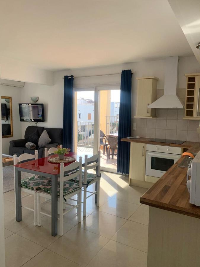 Waterside Apartment - Two Bedroom เอมปูเรียบราบา ภายนอก รูปภาพ