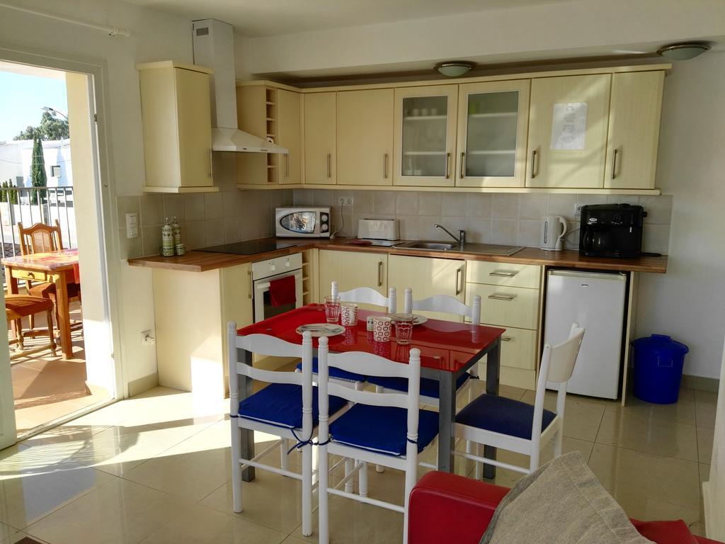 Waterside Apartment - Two Bedroom เอมปูเรียบราบา ห้อง รูปภาพ