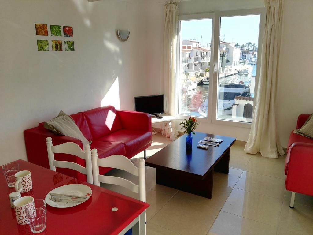 Waterside Apartment - Two Bedroom เอมปูเรียบราบา ห้อง รูปภาพ