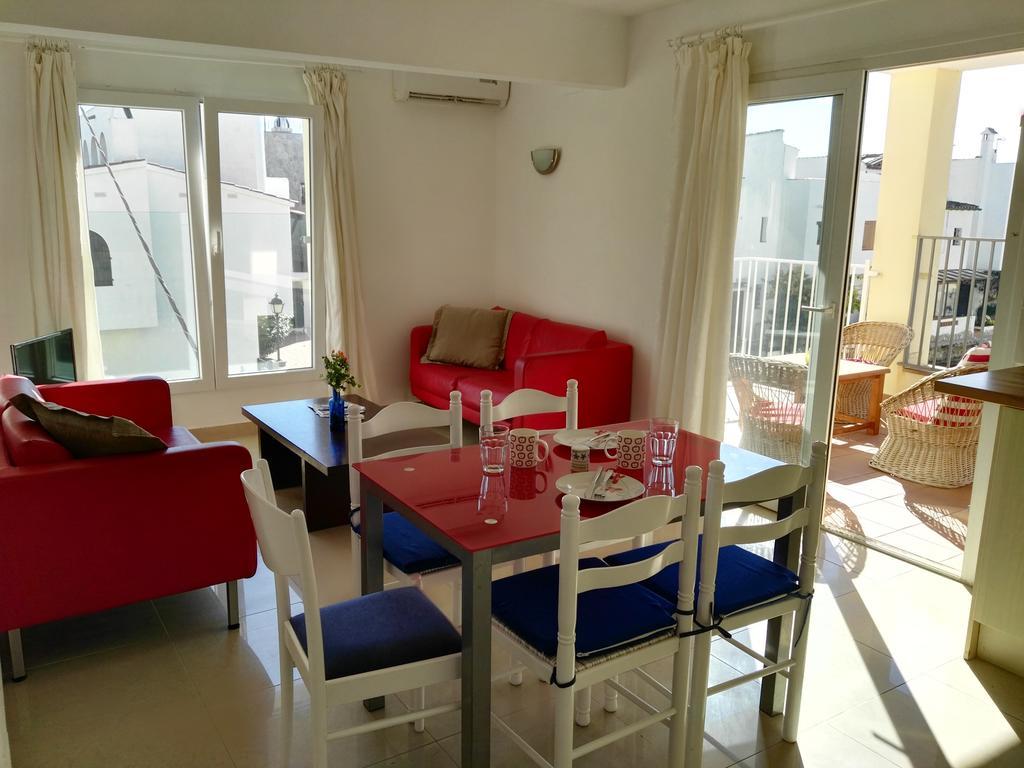 Waterside Apartment - Two Bedroom เอมปูเรียบราบา ห้อง รูปภาพ