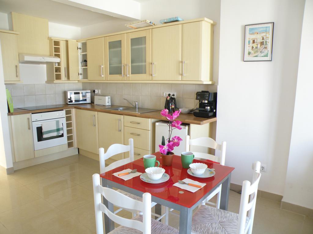 Waterside Apartment - Two Bedroom เอมปูเรียบราบา ห้อง รูปภาพ