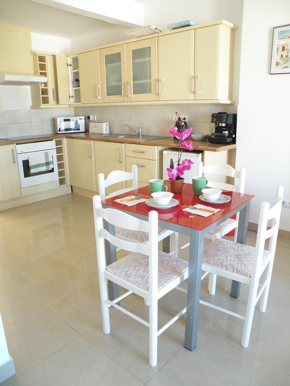 Waterside Apartment - Two Bedroom เอมปูเรียบราบา ภายนอก รูปภาพ